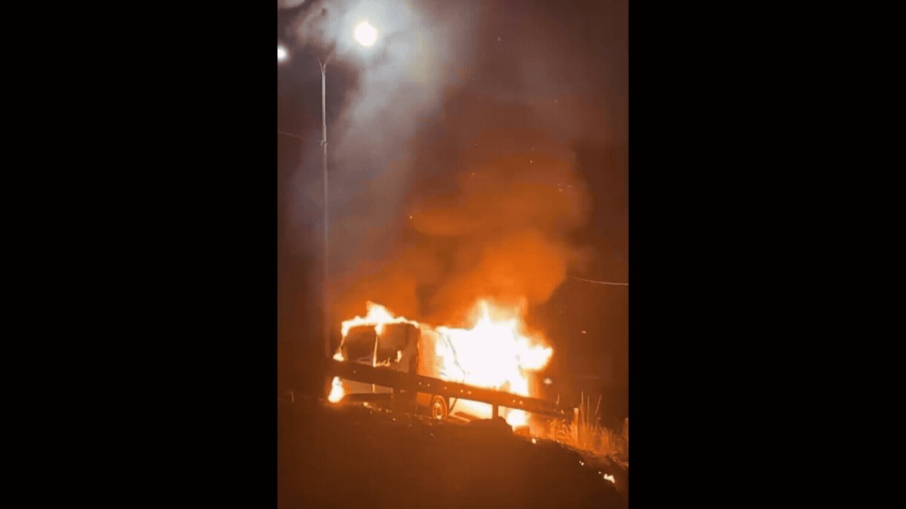 g1's tweet card. Veículo de Santa Cruz do Capibaribe, no Agreste do estado, sofreu falha no farol, que causou princípio de incêndio. Ninguém ficou ferido.