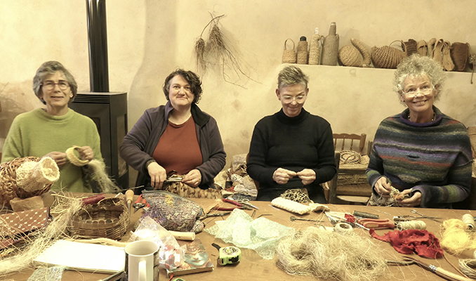 Surtdecasa's tweet card. 'Weaving-apart-together' imita aquella expressió del 'Living-apart-together" que es va popularitzar com aquelles parelles estables que decidien viure en habitatges diferents tot i mantenir el vincle