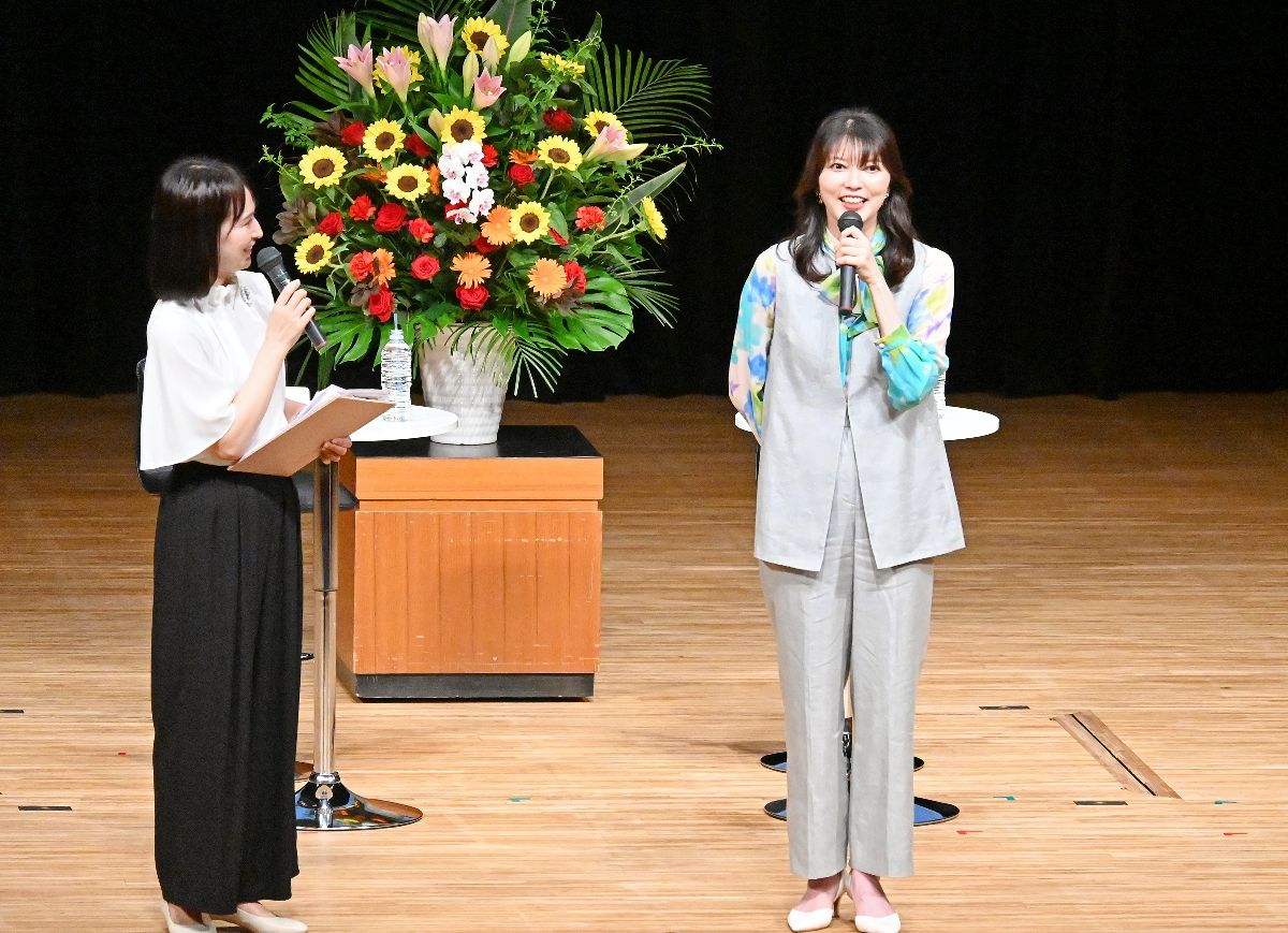 sagashimbun's tweet card. 佐賀銀行の創立70周年を記念したフォーラムが19日、佐賀市文化会館で開かれた。元宝塚歌劇団宙組トップスターで俳優の朝夏まなとさんが講演し、宝塚歌劇団を目指したきっかけや、舞台人として大切にしていることを語り、夢を抱く人たちにエールを送った。　朝夏さんは佐賀市出身で、中学2年の頃に宝塚と出合った思い出の場所として同会館を紹介。元男役スターの夢乃聖夏さん（多久市出身）が合格したことを佐賀新聞で知...
