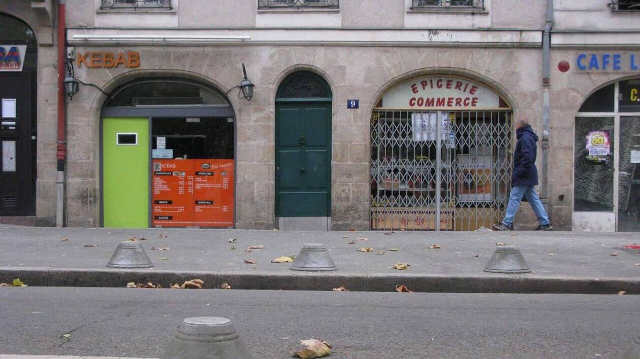 tantannte's tweet card. Dans la nuit du mardi 22 au mercredi 23 juillet 2025, des insultes auraient fusé et des canettes auraient été lancées en direction d’un appartement situé près de la place du Commerce, à Nantes. Un...