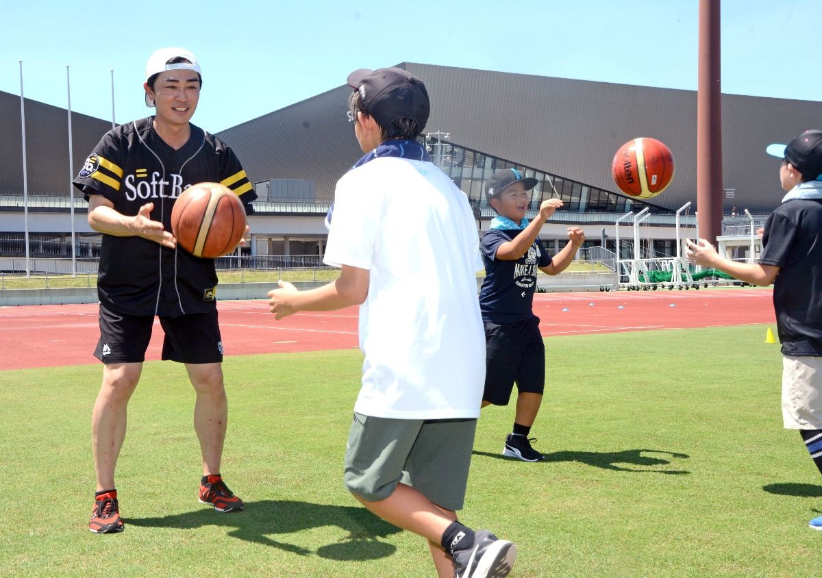sagashimbun's tweet card. プロ野球福岡ソフトバンクホークスなどで活躍し、昨季で現役を引退した和田毅さんらがスポーツの楽しさを伝える「九州スポーツキッズキャラバン」が21日、佐賀市のSAGAスタジアムで開かれた。県内の小学生約100人が、野球、バスケットボール、サッカーのプロチームのコーチに教わりながらそれぞれの魅力を体験した。