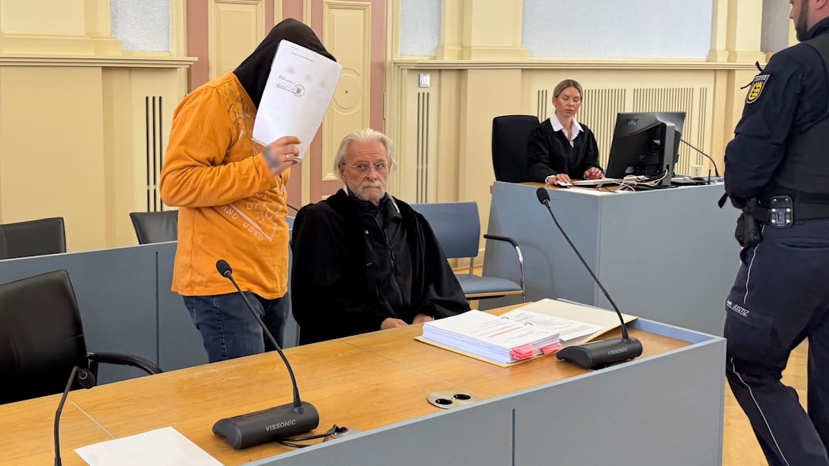 jono0815's tweet card. Ein Fahrlehrer aus Baden-Württemberg muss sich wegen des Verdachts der Vergewaltigung vor dem Landgericht Hechingen verantworten. Insgesamt geht es um neun Taten. Die Vorwürfe wiegen schwer: Unter...
