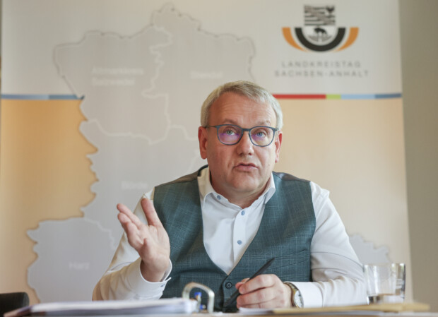 TichysEinblick's tweet card. Die schwarz-rote Koalition hat versprochen, Bürgergeld-Empfänger stärker in die Pflicht zu nehmen. Doch das reicht dem CDU-Politiker Götz Ulrich nicht. Er beklagt Missbrauch beim Bürgergeld und...