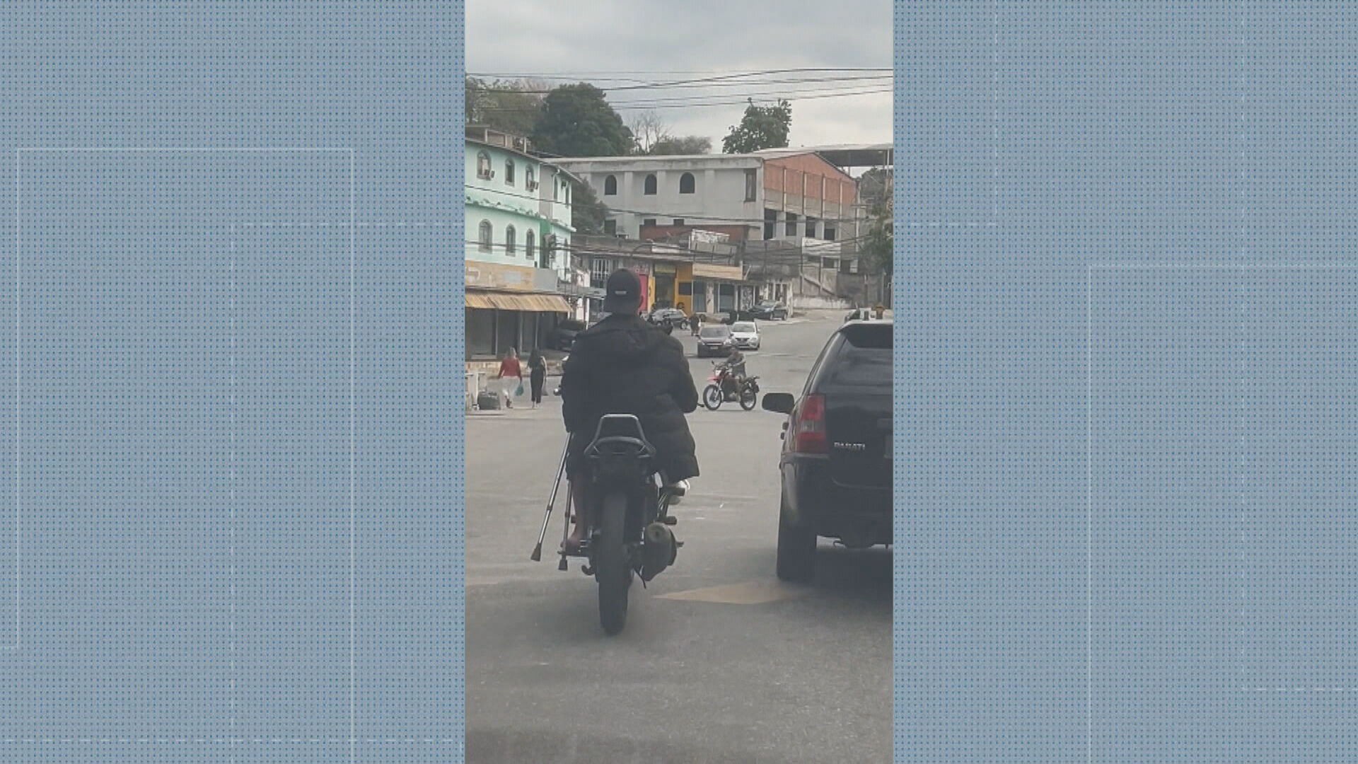 g1's tweet card. Um motociclista circulava com a perna engessada e muletas penduradas na Avenida Pirpirtuba, em Realengo, na Zona Oeste do Rio.