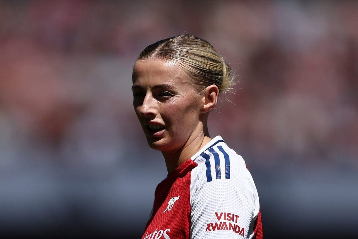 ArtdeRoche's tweet card. The England international joins on a three-year deal and will wear the No. 18 shirt she wore during her loan spell.