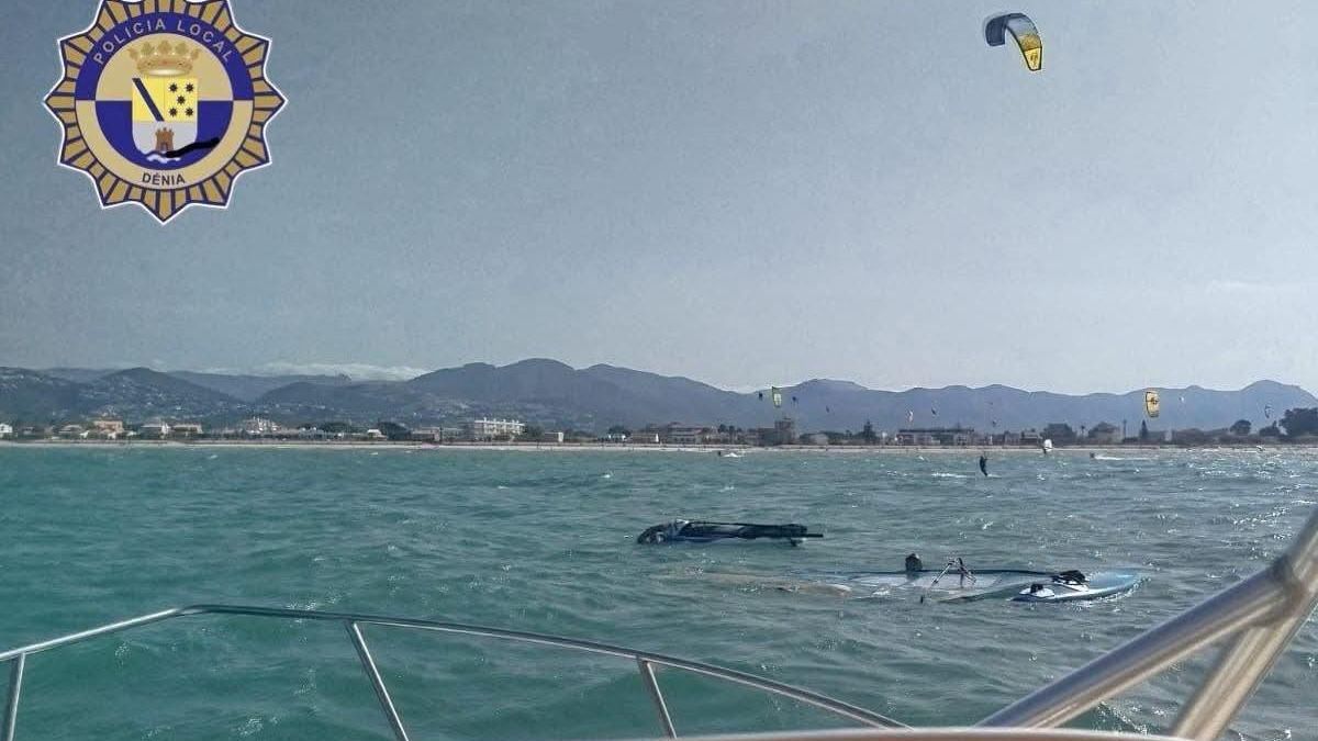 informacion_es's tweet card. La Policía Local lleva a tierra al deportista de 55 años