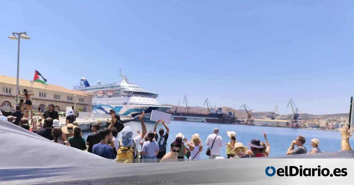 eldiarioes's tweet card. Unas 300 personas se manifestaron este martes en el muelle de la isla contra la llegada del barco, que se vio finalmente obligado a desviarse a Chipre
