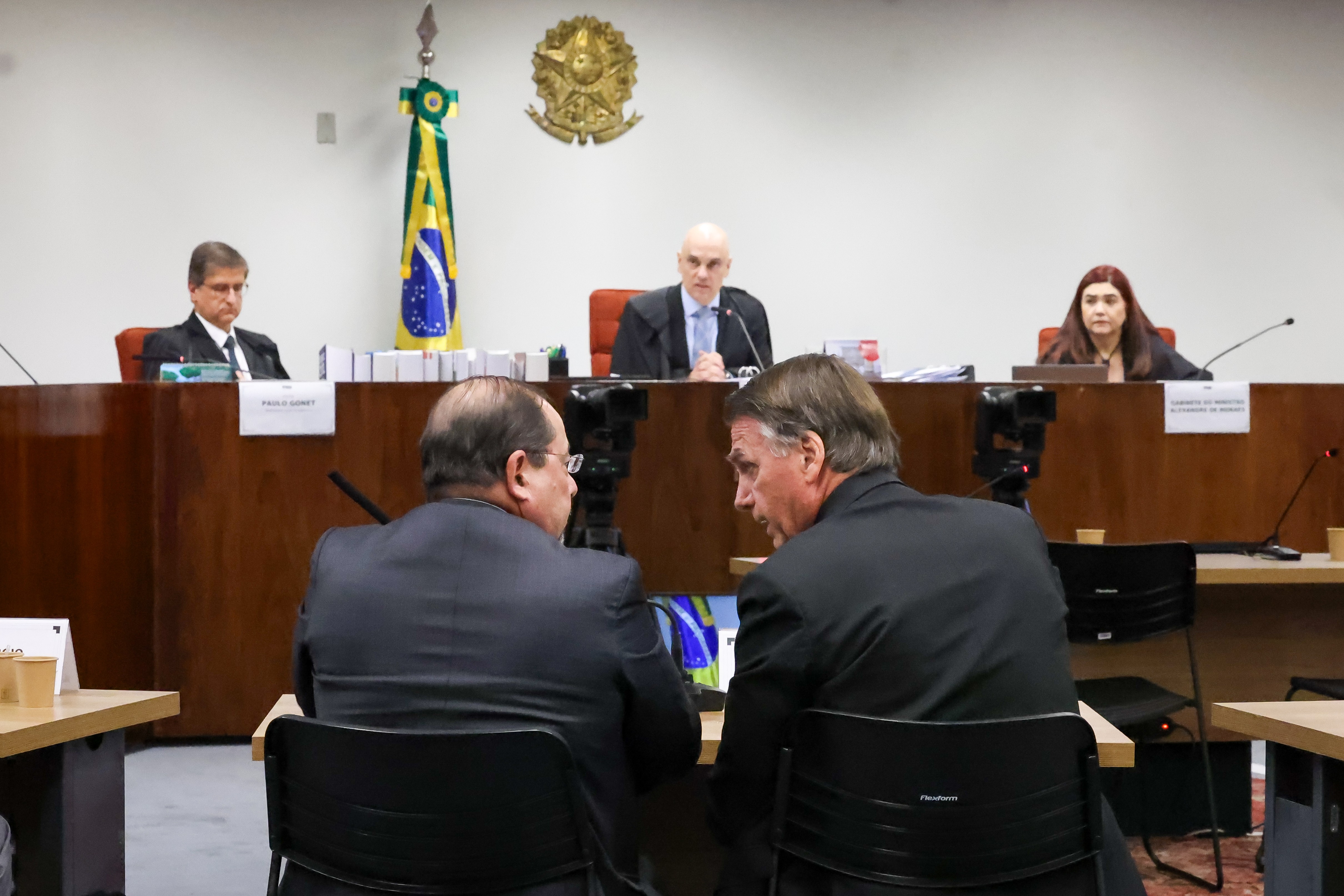 g1's tweet card. Visita ao Congresso do ex-presidente gerou publicações nas redes sociais. Se ficar configurado que houve descumprimento das obrigações, Bolsonaro pode ter a prisão decretada.