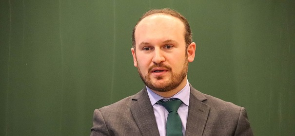 IslamiQde's tweet card. Die Islamische Glaubensgemeinschaft in Österreich (IGGÖ) zeigt sich irritiert über Aussagen von Integrationsministerin Claudia Plakolm zum Kopftuch und Kindeswohl. Präsident Vural fordert eine...