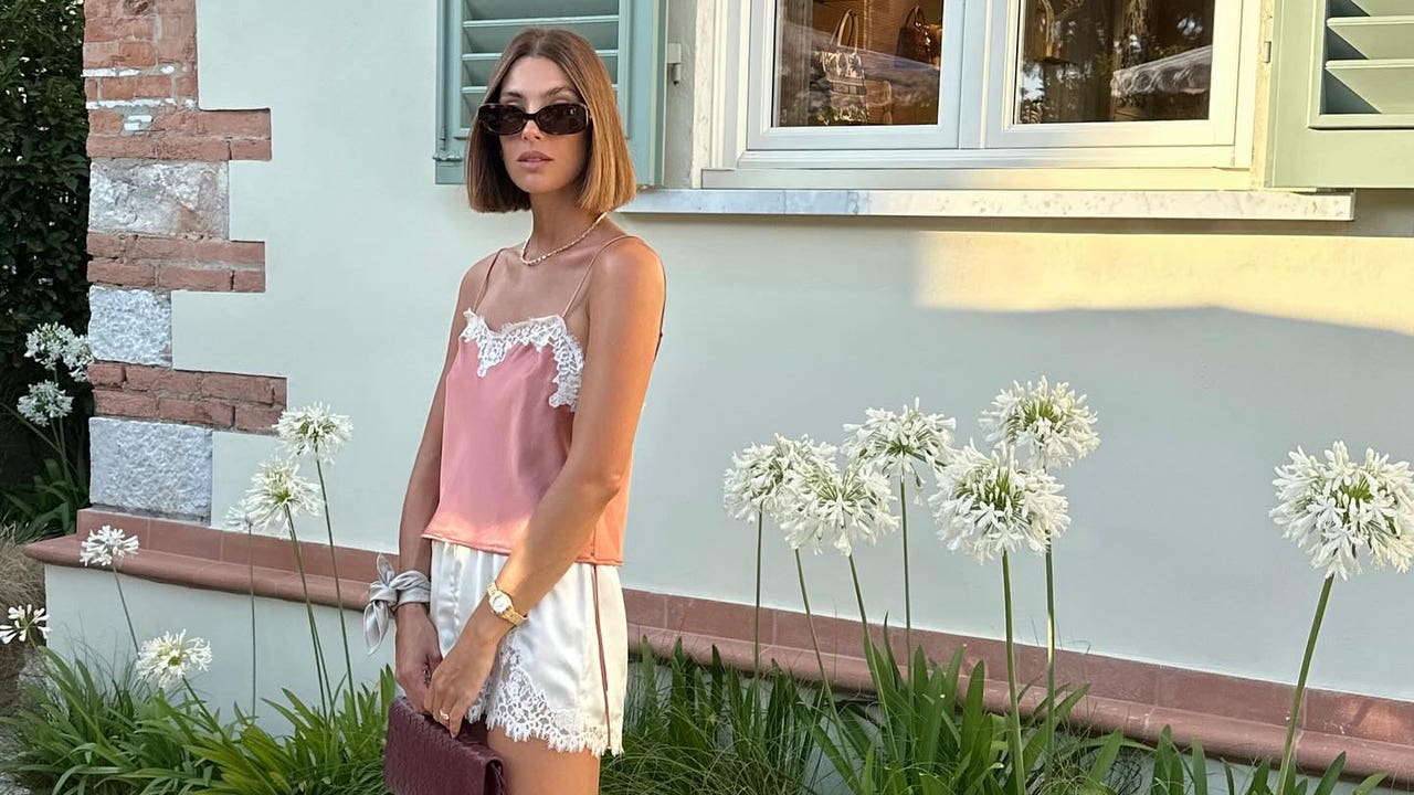 LFT_Magazine's tweet card. Son ligeros, sofisticados y pura tendencia: los shorts de seda han pasado de la cama a la calle y se han convertido en el nuevo básico de verano con sello de experta