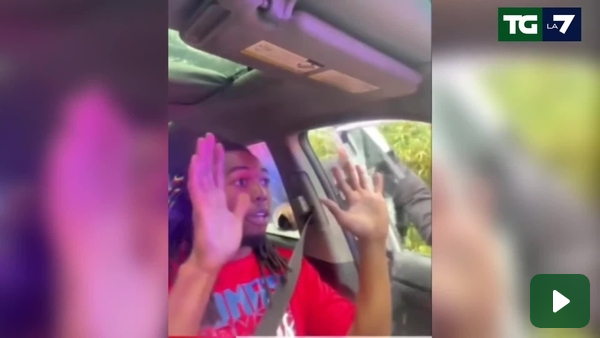 TgLa7's tweet card. La polizia ha diffuso il video integrale delle bodycam degli agenti