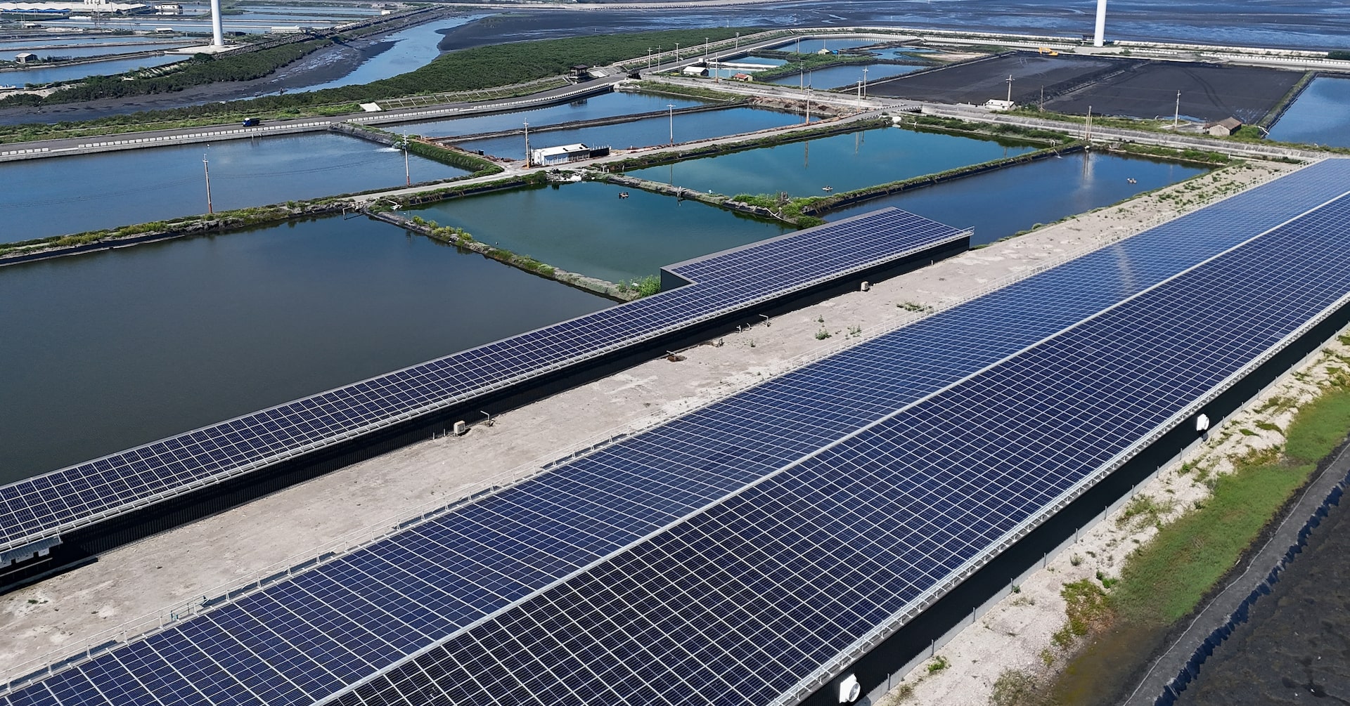 Breakthrough's tweet card. Solar power is expected to be the biggest beneficiary, with investment forecast to reach $450 billion in 2025, while spending on battery storage is predicted to surge to around $66 billion.