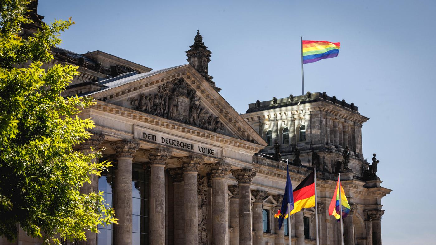 vmkirin's tweet card. Zum Berliner CSD soll der Reichstag frei von Regenbogenfarben bleiben. Kanzler Merz findet das richtig. „Im deutschen Parlament werden nicht beliebig irgendwelche Fahnen aufgehängt“, meint er.