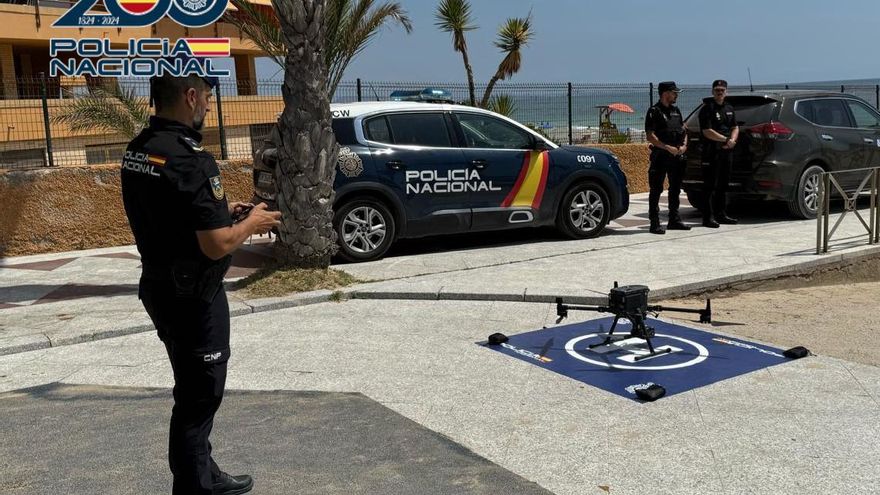informacion_es's tweet card. La Policía Nacional despliega un dispositivo de vigilancia en el litoral para evitar actos vandalismos y hurtos en los coches y desde la arena