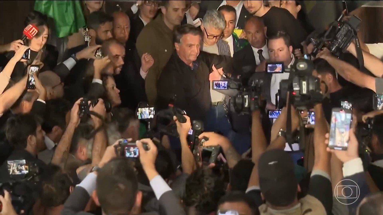 g1's tweet card. Ex-presidente é réu por tentativa de golpe de Estado e PF apura se ele tentou atrapalhar as investigações.