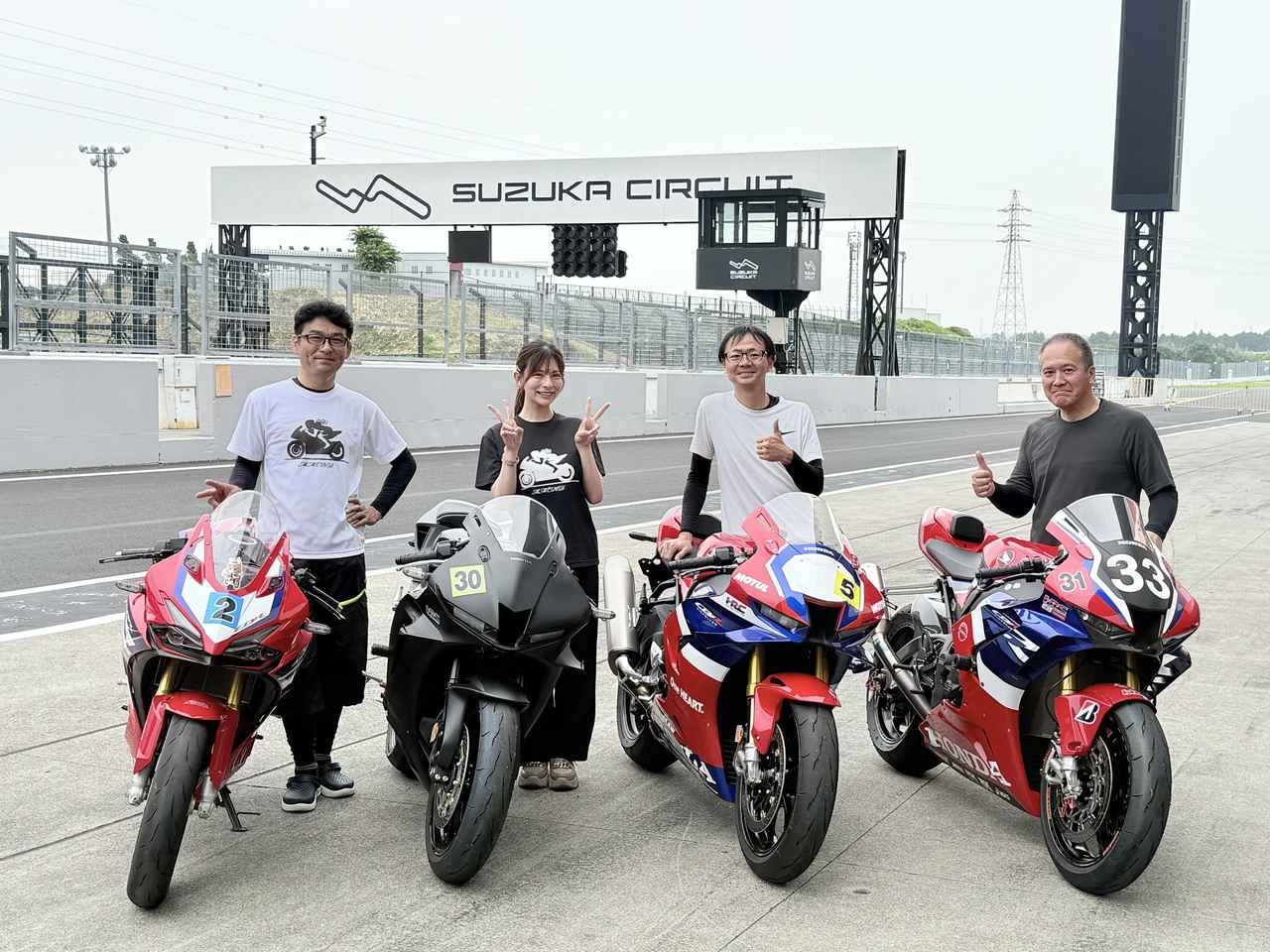 webautoby's tweet card. 葉月美優です。 マレーシアでは、スクーターや小型バイクがたくさん走っていましたが、どれもタイヤが細かったです。バイクが趣味というより、実用性を重視した移動手段として利用している方が多いように感じました。国によってバイクも全然違うのは面白いですね。 先日、ずっとずっと楽しみにしていた、バトラックスプロショップ走行会の鈴鹿サーキット開催に参加してきました。 サーキットに着いたら、すぐに受け付け。...