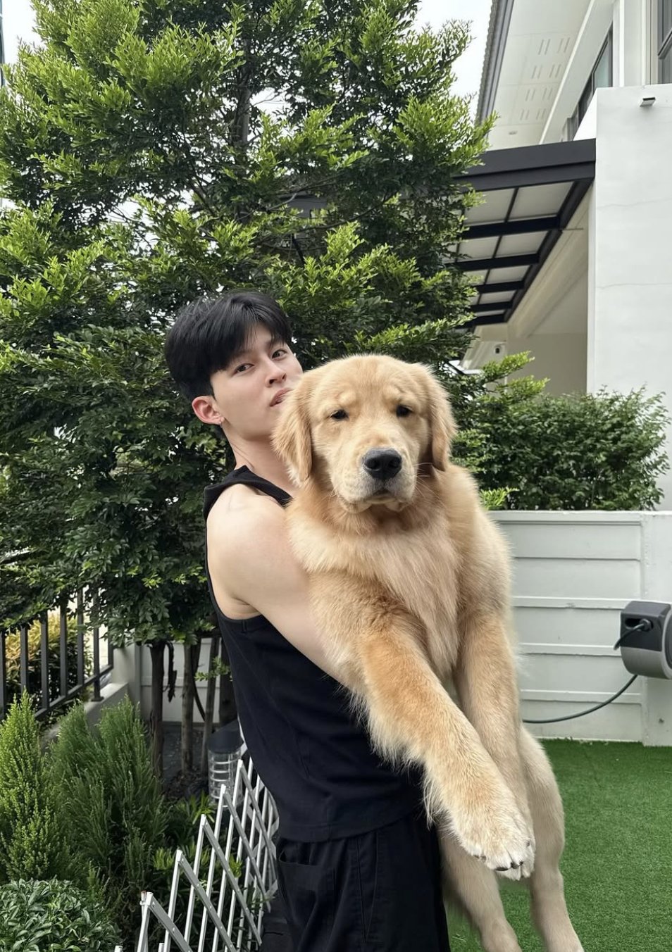 ThaiNow_jp's tweet card. タイの人気俳優ポンド・ナラウィット（Pond Naravit Lertratkosum）が、自身のInstagramに愛犬との心温まる写真を投稿し、ファンの間で大きな話題となっています。 投稿されたのは、ふわふわの被り物をかぶった子犬時代の