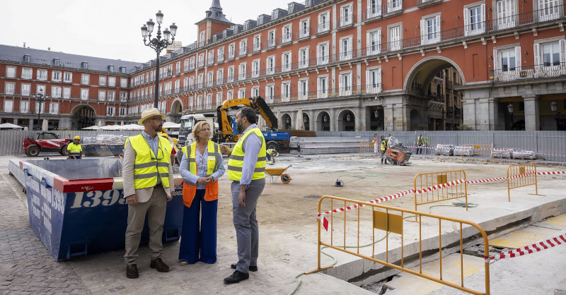 JMDCentro's tweet card. La delegada de Obras y Equipamientos, Paloma García Romero, acompañada del concejal de Centro, Carlos Segura, ha visitado hoy el túnel que discurre bajo