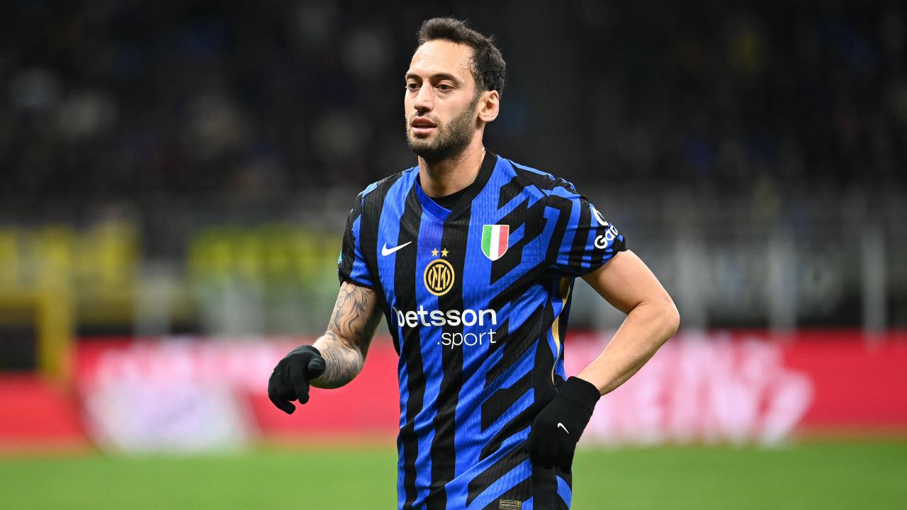 DiMarzio's tweet card. Il centrocampista turco dell'Inter, Hakan Calhanoglu, ha chiarito il suo futuro al rientro ad Appiano Gentile