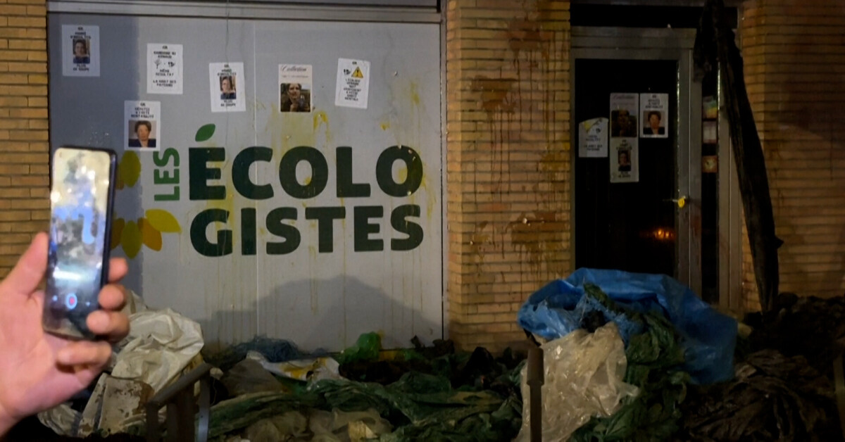 FigaroPolitique's tweet card. Loi Duplomb : fumier, déchets, œufs... Des agriculteurs dégradent les locaux du parti EELV à...