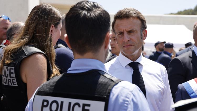 DW_Life's tweet card. Plus de huit Français sur dix estiment que le bilan d’Emmanuel Macron en matière de sécurité est négatif, selon un sondage de l’Institut CSA pour CNEWS, Europe 1 et