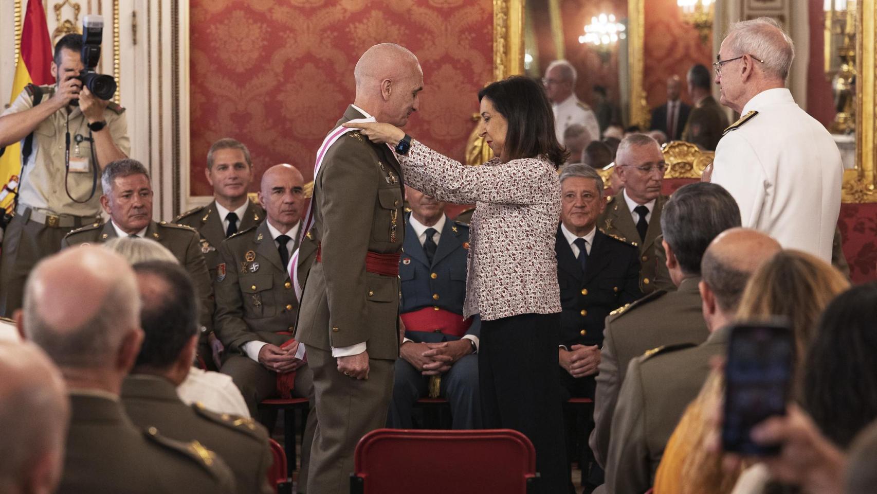 MACHAKAFAS's tweet card. La ministra de Defensa ha entregado la Gran Cruz de la Orden de San Hermenegildo y la Gran Cruz al Mérito Militar con distintivo blanco. Más información: Así es el F-18, el caza que España despliega...