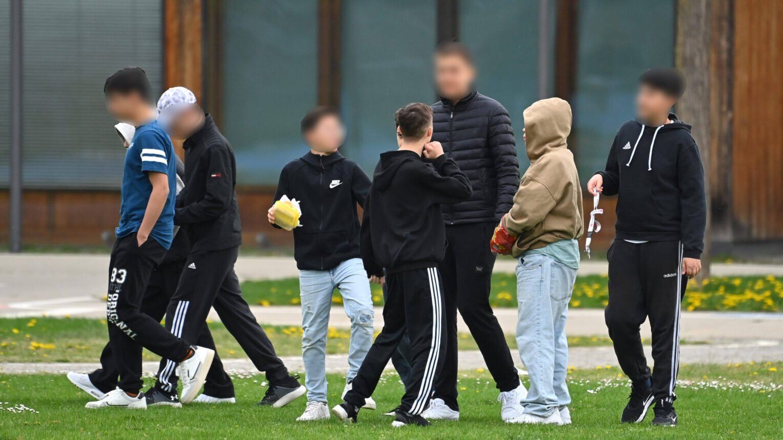 apollo_news_de's tweet card. Tugay Saraç war Islamist und ist schwul – ein innerer Konflikt, der ihn einst in die Radikalisierung trieb. Heute spricht er an Schulen über sein Leben und trifft dabei auf heftige Reaktionen.