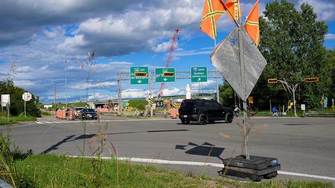 lesoleildeqc's tweet card. Depuis au moins un mois, les usagers de la piste cyclable qui longe le boulevard Sainte-Anne doivent «prendre une chance» pour traverser la route 138, ce qui pourrait mener à de graves accidents,...