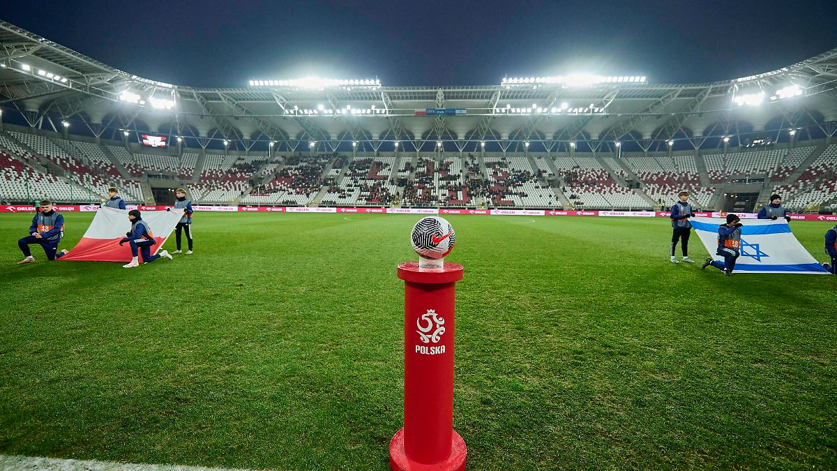 Flo_Muenchen's tweet card. Weil die UEFA eine Gedenkminute für die Opfer des Angriffs der palästinensischen Hamas auf israelische Zivilisten nicht genehmigt, nehmen die U21-Nationalmannschaften Polens und Israels die Dinge...