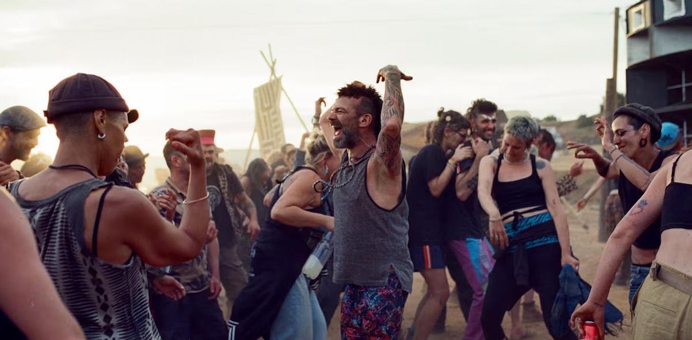 BassExpression's tweet card. Des entrepôts de Londres aux festivals géants sponsorisés, les raves ont évolué d’un modèle libertaire à un produit du capitalisme culturel.