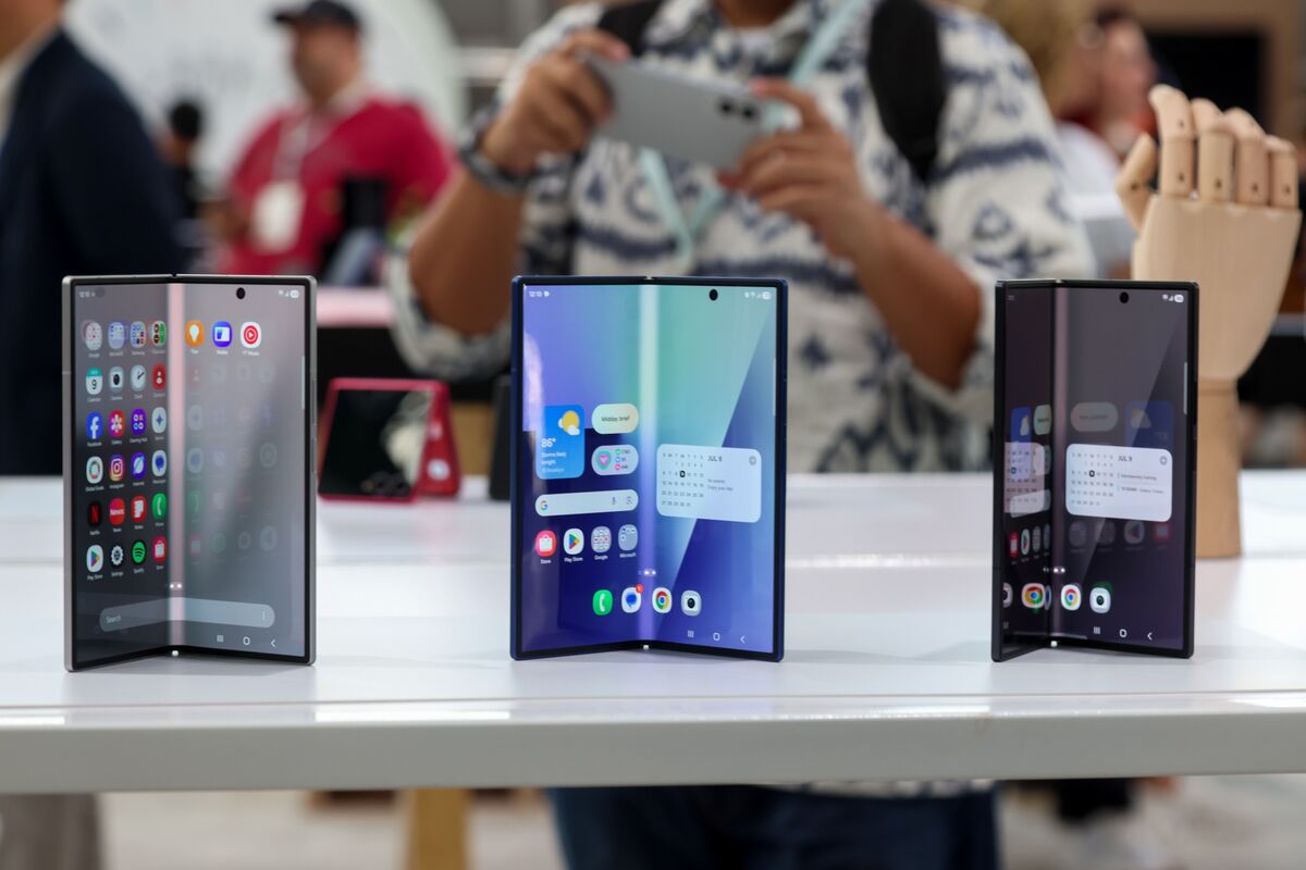 opinion's tweet card. A remarkably thin device from Samsung provides the blueprint for jump-starting sales of Apple’s most important product.