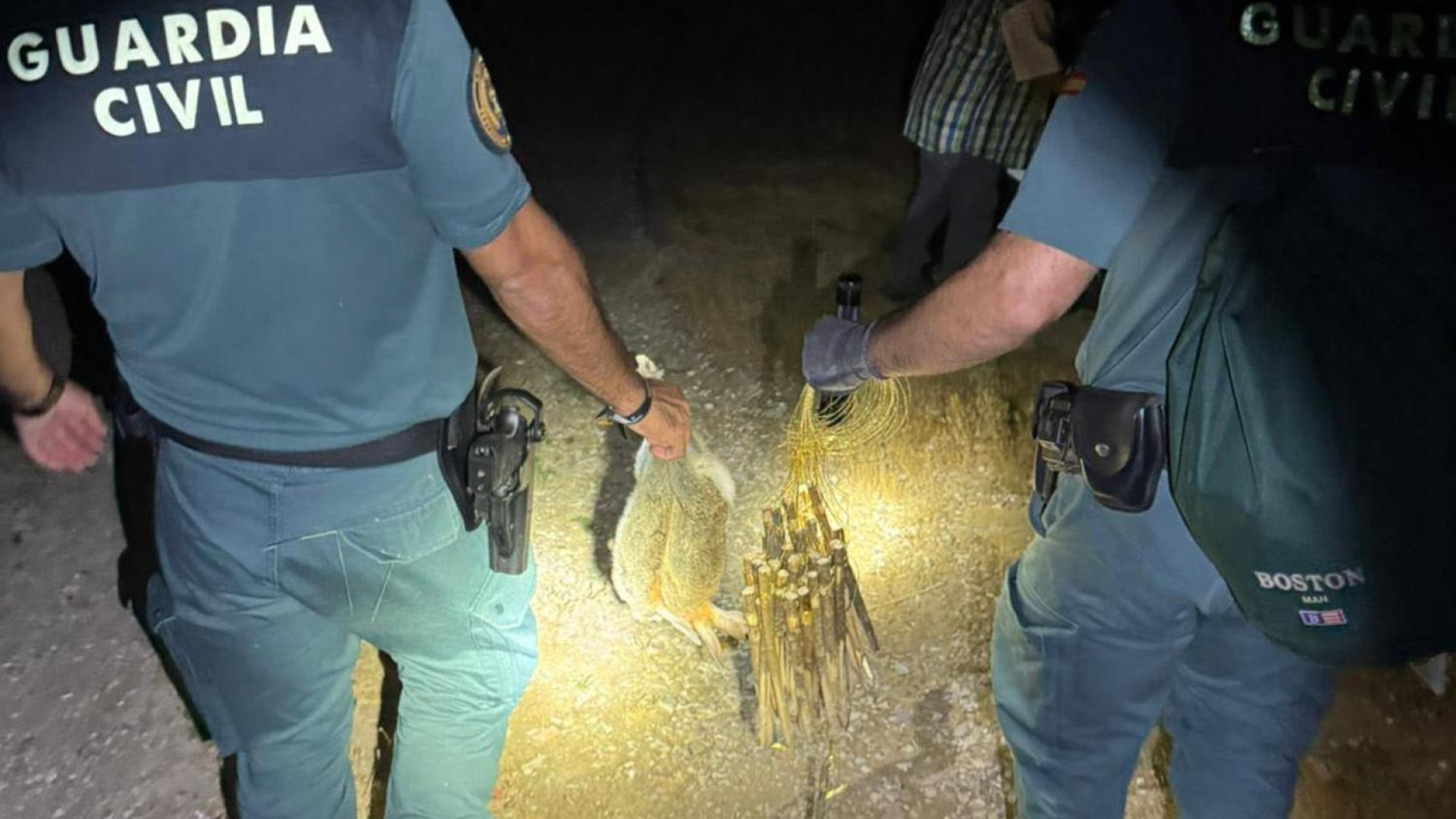 COPE_Jerez's tweet card. La Guardia Civil organizaron un dispositivo de vigilancia en la zona de Huelvacar y consiguió incautarle los medios de captura prohibida que utilizaba para la caza y se le retiraron además los...