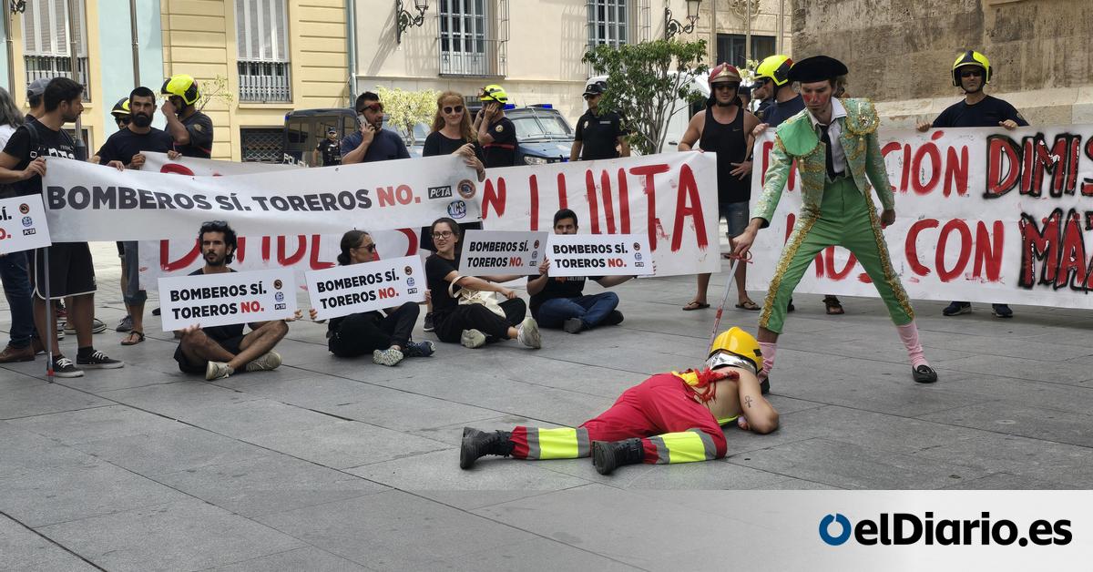 carlosnc78's tweet card. Los bomberos del Consorcio Provincial denuncian que falta un tercio de la plantilla y son insuficientes para cubrir servicios mínimos: "Más bomberos y menos toreros"