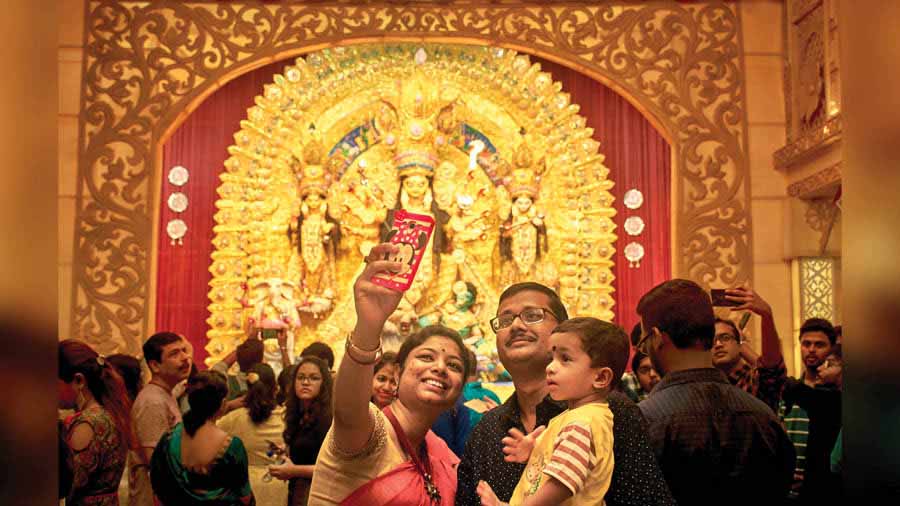 SenguptaLab's tweet card. A Puja parikrama in Kolkata or the festivities of rural Bengal, here’s how you can spend your time from Sasthi to Dashami