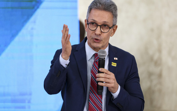 fernandomolica's tweet card. Zema diz ter autorização do ex-presidente para se lançar candidato. No PL, o jogo faz sentido, apesar da insistência de Bolsonaro, ilegível, em dizer que participará da disputa.