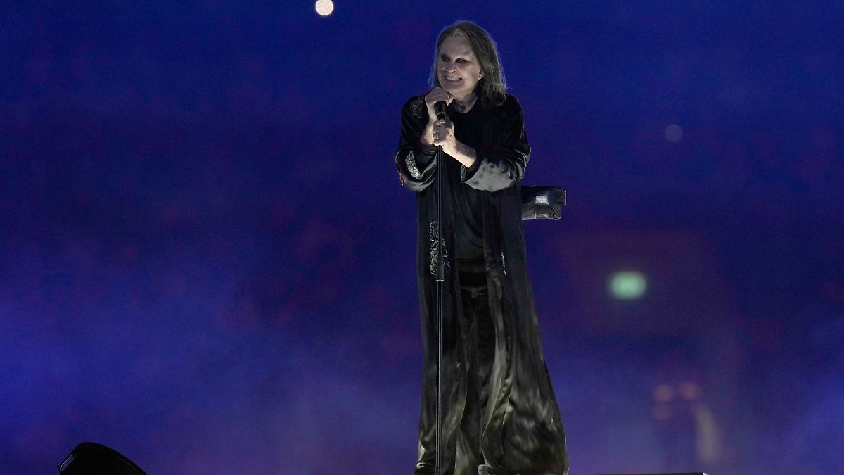 ntvde's tweet card. Ozzy Osbourne, der "Fürst der Finsternis", ist tot. Der Black-Sabbath-Frontmann stirbt mit 76 Jahren, nur Tage nach der Ankündigung seiner Memoiren. Seine letzte Botschaft zeugt von einem ungebroch...