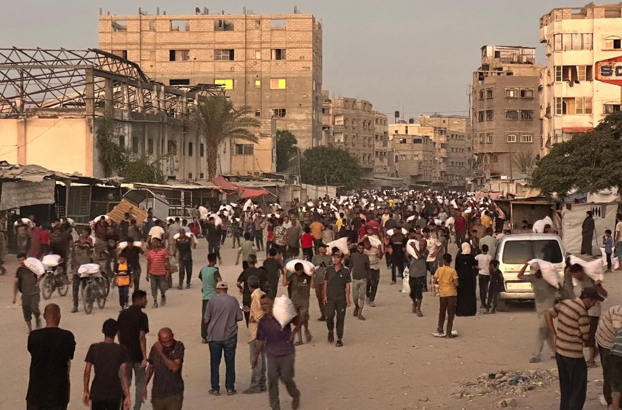 vaticannews_es's tweet card. Un centenar de ONG denuncian la propagación de una hambruna masiva en Gaza que también afecta a sus trabajadores: según hospitales locales, 21 niños ...