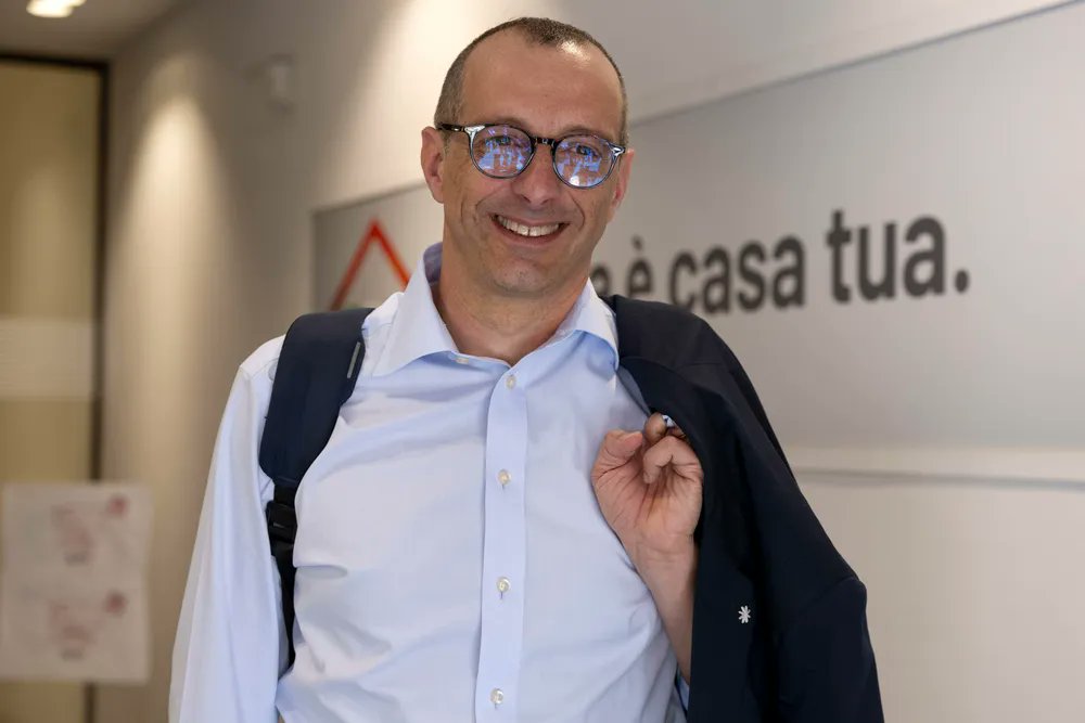 espressonline's tweet card. L'ex sindaco e ora candidato per il centrosinistra nelle Marche è finito sotto la lente degli inquirenti per alcuni bandi senza gara quando era primo cittadino.