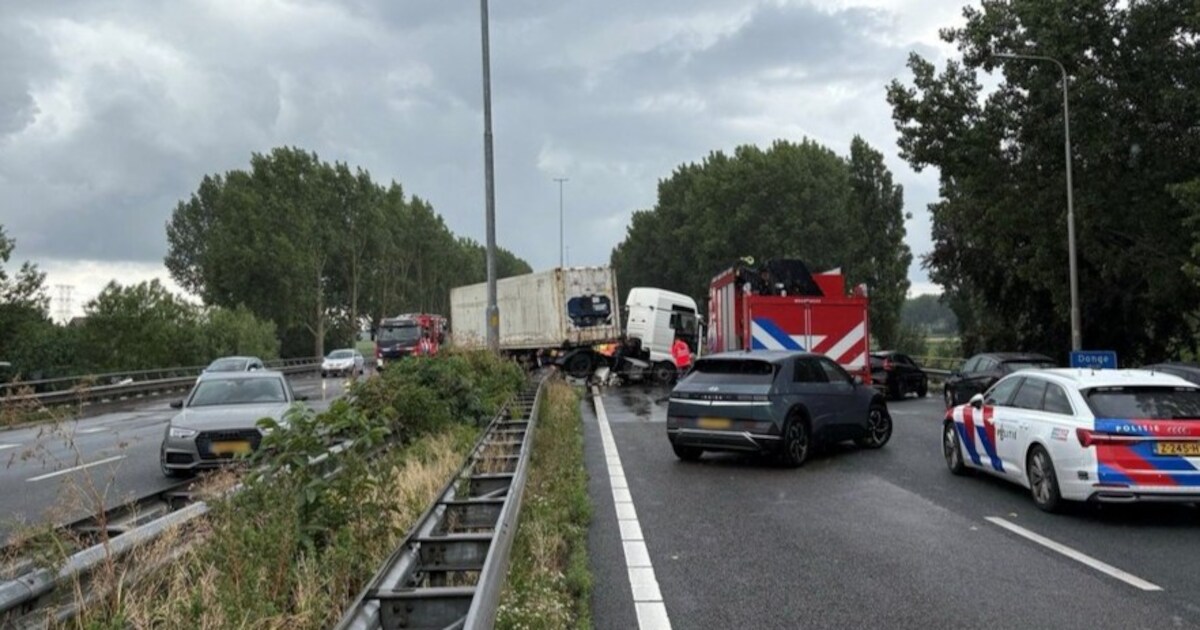 ADnl's tweet card. Op de A27 bij Raamsdonksveer is woensdag een ernstig ongeluk gebeurd. Een vrachtwagen en een bestelbus zijn gebotst waarna de vrachtwagen dwars door de vangrail schoot. De hulpdiensten zijn volgens...