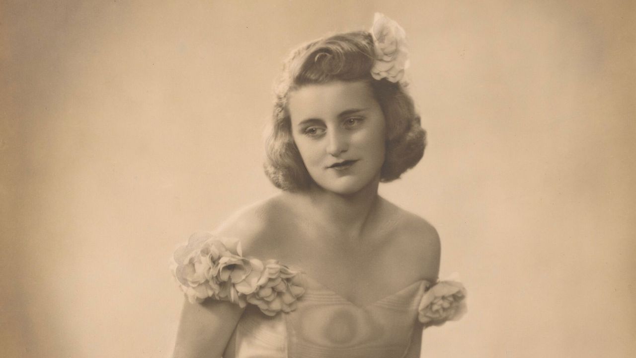 VanityFair's tweet card. At balls, dinners, teas, races, and regattas in England, JFK’s sister Kathleen Kennedy mingled with Deborah Mitford, one of the notorious Mitford sisters.