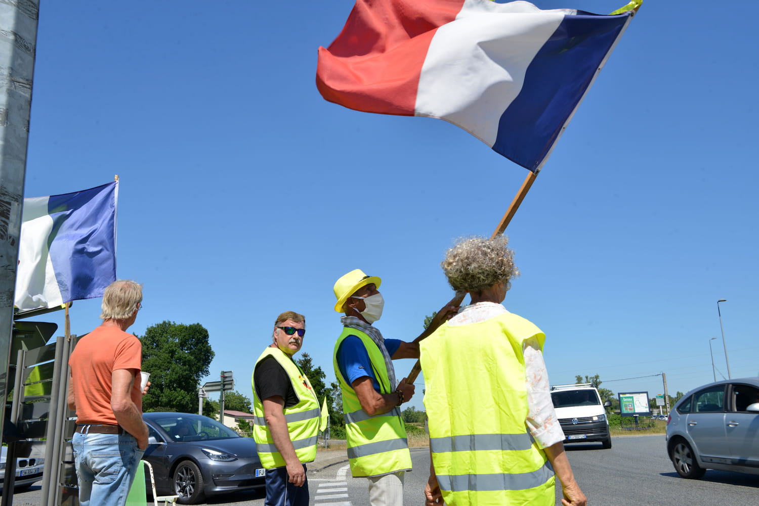 bloquonstout's tweet card. Sur les réseaux sociaux, un collectif citoyen appelle à "bloquer le pays" dès le 10 septembre 2025, en réaction aux annonces budgétaires de François Bayrou.