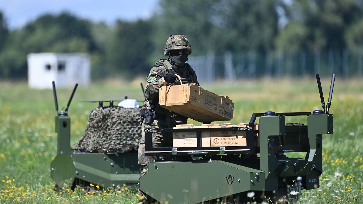 ntvde's tweet card. Die Bundeswehr braucht mehr Material. Durch die komplizierte Auftragsvergabe ist die Beschaffung bisher schwerfällig. Ein neuer Gesetzesentwurf soll das nun verbessern. Das soll Tausende Projekte...