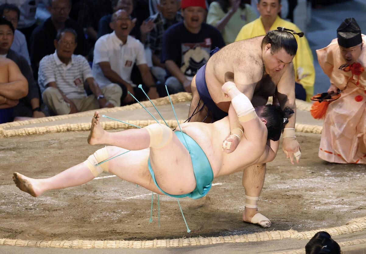 SportsLookJP's tweet card. With a defeat to komusubi Takayasu, No 8 maegashira Ichiyamamoto lost sole possession of first place. Now there's a four-way tie for the Nagoya Basho lead.