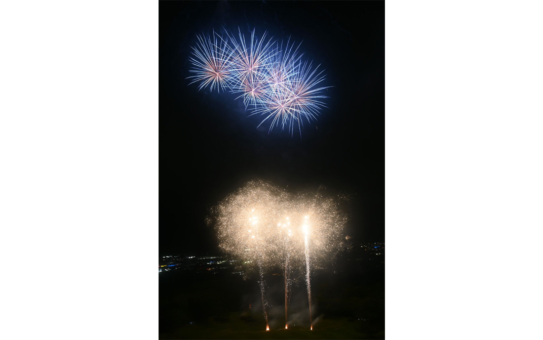 shizushin's tweet card. 　第４０回日本平まつり（実行委主催）が２３日、静岡市清水区の日本平ホテル野外庭園で開かれ、約１万２千発の花火が夏の夜空を彩った。夜空を彩った花火＝静岡市清水区の…