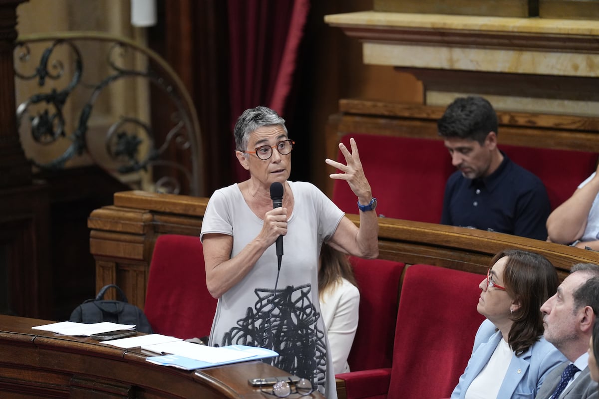 LloverasJ's tweet card. La consejera de Salud, vecina de Castelldefels, sostiene en el Parlament un texto contra la reforma del Aeropuerto de 2023: “Debemos reducir las emisiones”