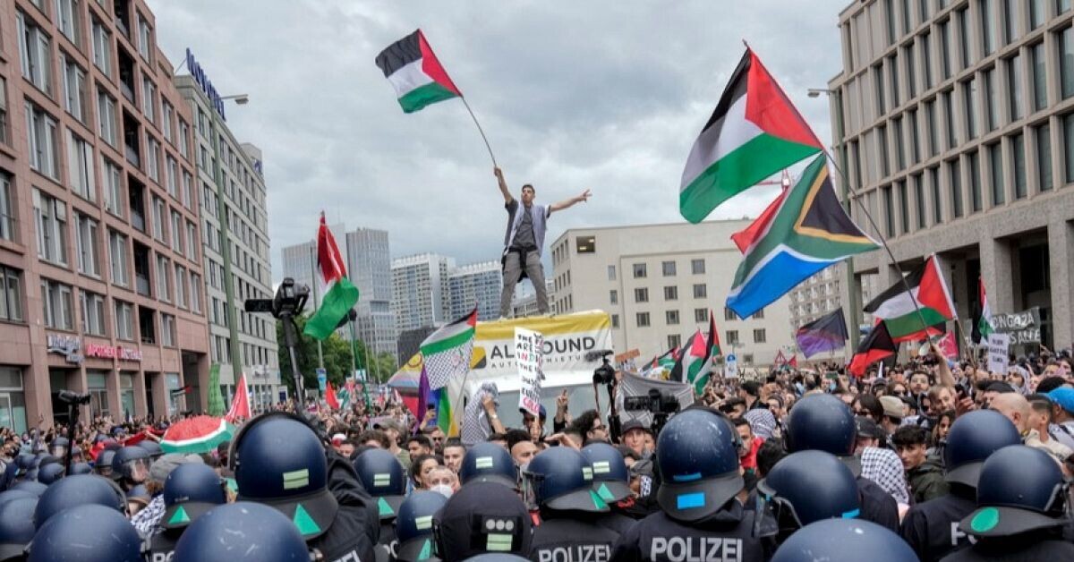 euronews's tweet card. Radical protests in Berlin and Düsseldorf saw hundreds of people showing support for Syria's Islamist regime, glorifying violence, and clashing with Kurdish demonstrators.