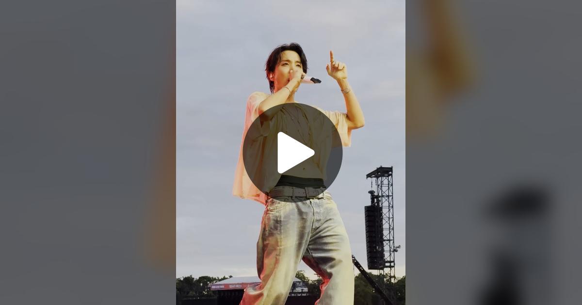 bts_bighit's tweet card. 좋아요 681.3K개, 댓글 8489개가 있습니다. "POV: You just witnessed a legend headline Lollapalooza #HOBIPALOOZA @hobipower"