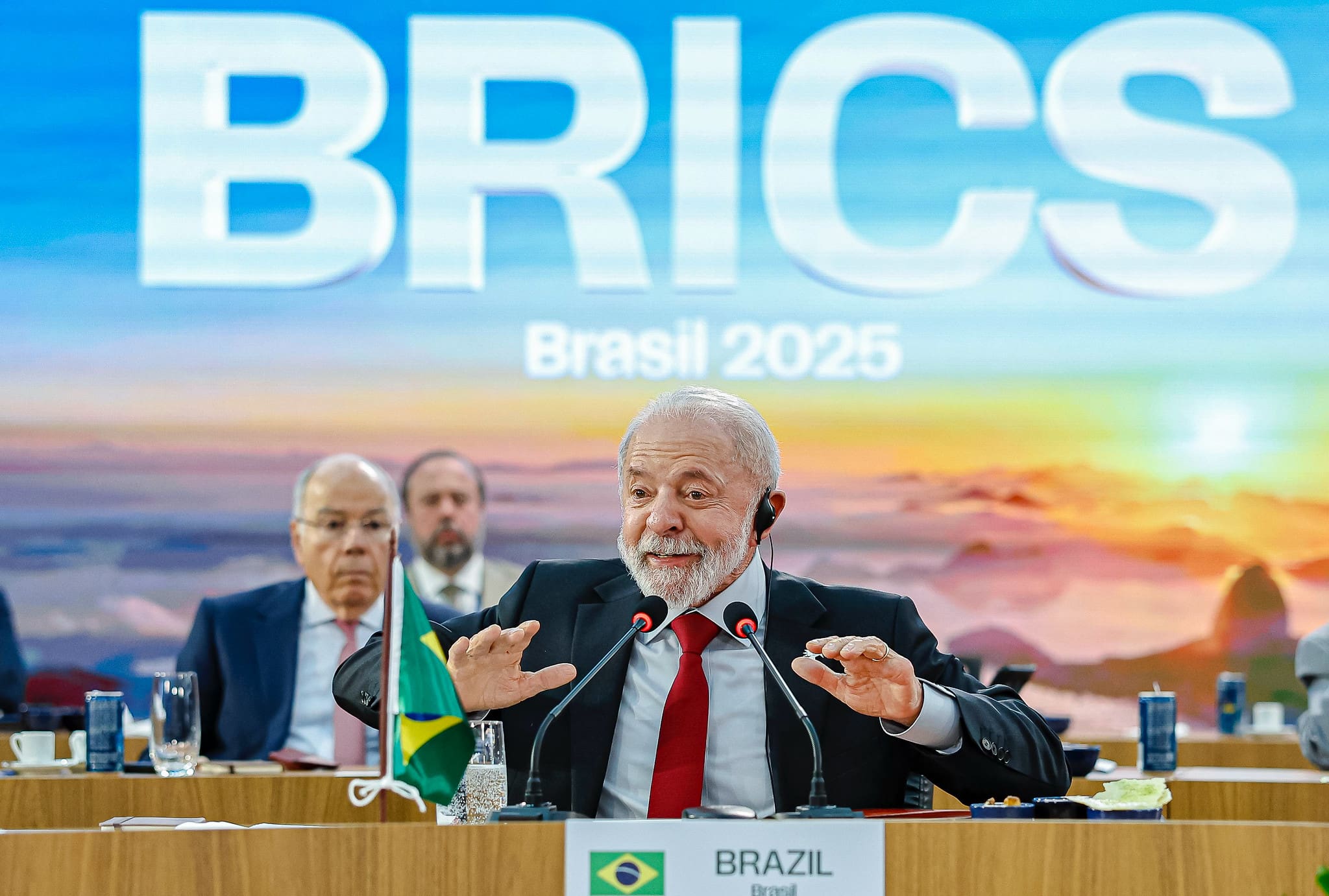 jmkarg's tweet card. Lula polariza con Trump, que defiende públicamente a Bolsonaro. La puja con el Congreso y la cumbre del BRICS en Brasil.