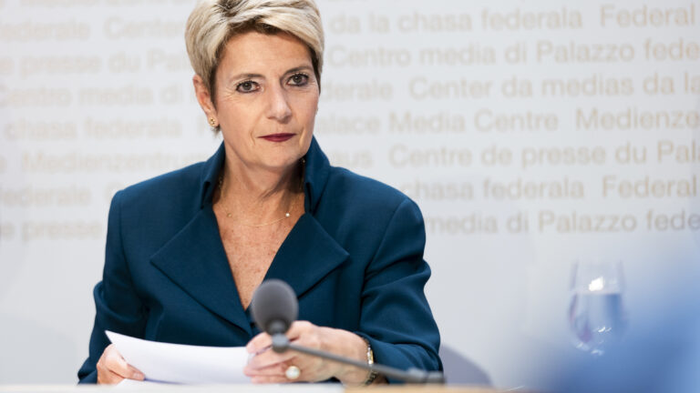 Weltwoche's tweet card. Aufschlussreiche Sommerserie in der NZZ: Personen an der Seite von Prominenten kommen zu Wort und erzählen von der Rolle im Schatten ihrer Partner. Theres Rösti, Frau von Bundesrat Albert Rösti,...