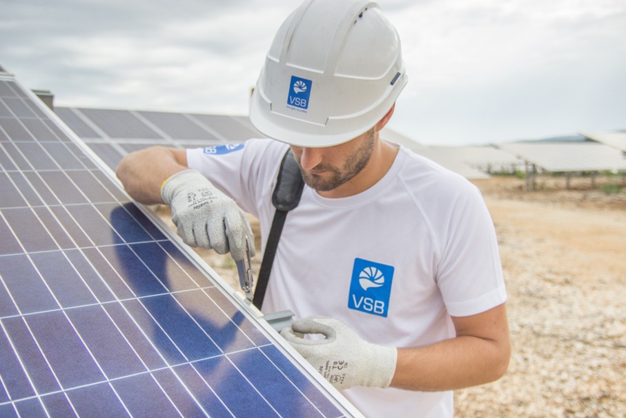 IWR_News's tweet card. Solar-Booster für Polen: VSB Gruppe erhält Zuschlag für 303-MWp-Solarpark in Niederschlesien -...